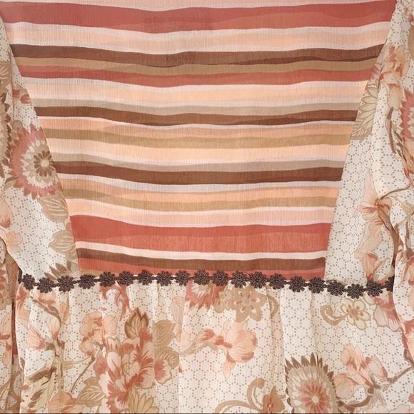 3/15 💚 Rampage | Floral & Striped Pattern Chiffon V-Neck Tunic - Picture 4 of 9